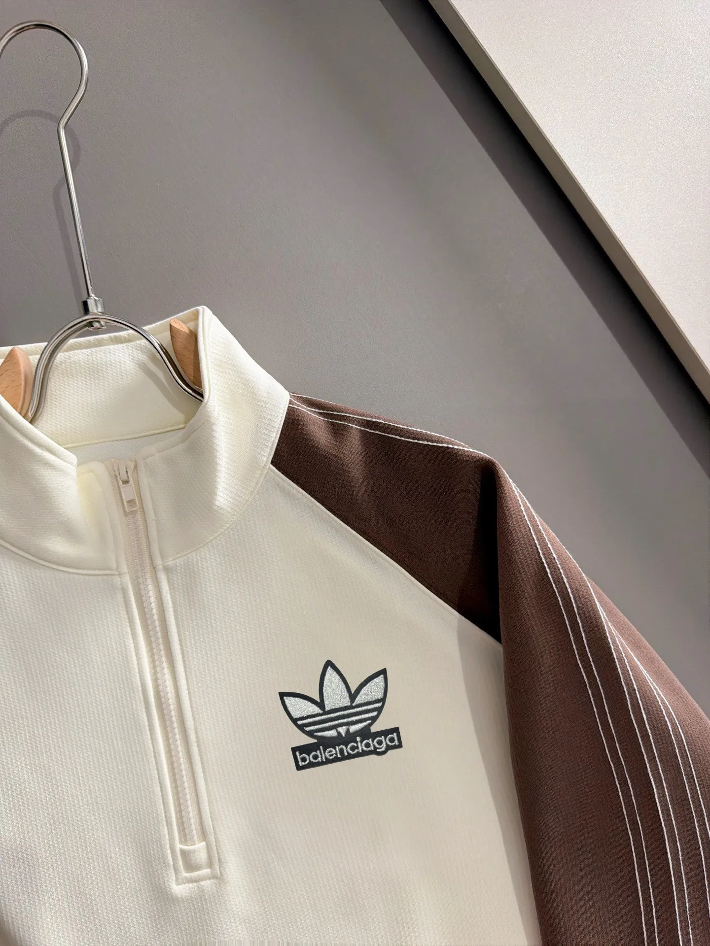 Paris Clover exclusively launches the 2026 autumn and winter New Arrival long-sleeved sweatshirts for men and women. Same Style. Many stars have the same style. Craftsmanship that ordinary small workshops cannot copy. No matter in terms of materials, detail restoration and craftsmanship, we are not afraid of any challenges, just to provide you with wonderful products. Compare the top Original versions at will. No expense is spared just to make it better. Unique imported fabric feel. Purely imported German machine production. Precision operation. Thousands of needles density. A complete set of New Arrival accessories with three standards can be customized simultaneously. Versatile upper body is fashionable, a perfect choice for autumn and winter, and a must-have item. Sizes table: M-4XL (please state your height and weight when placing an order)